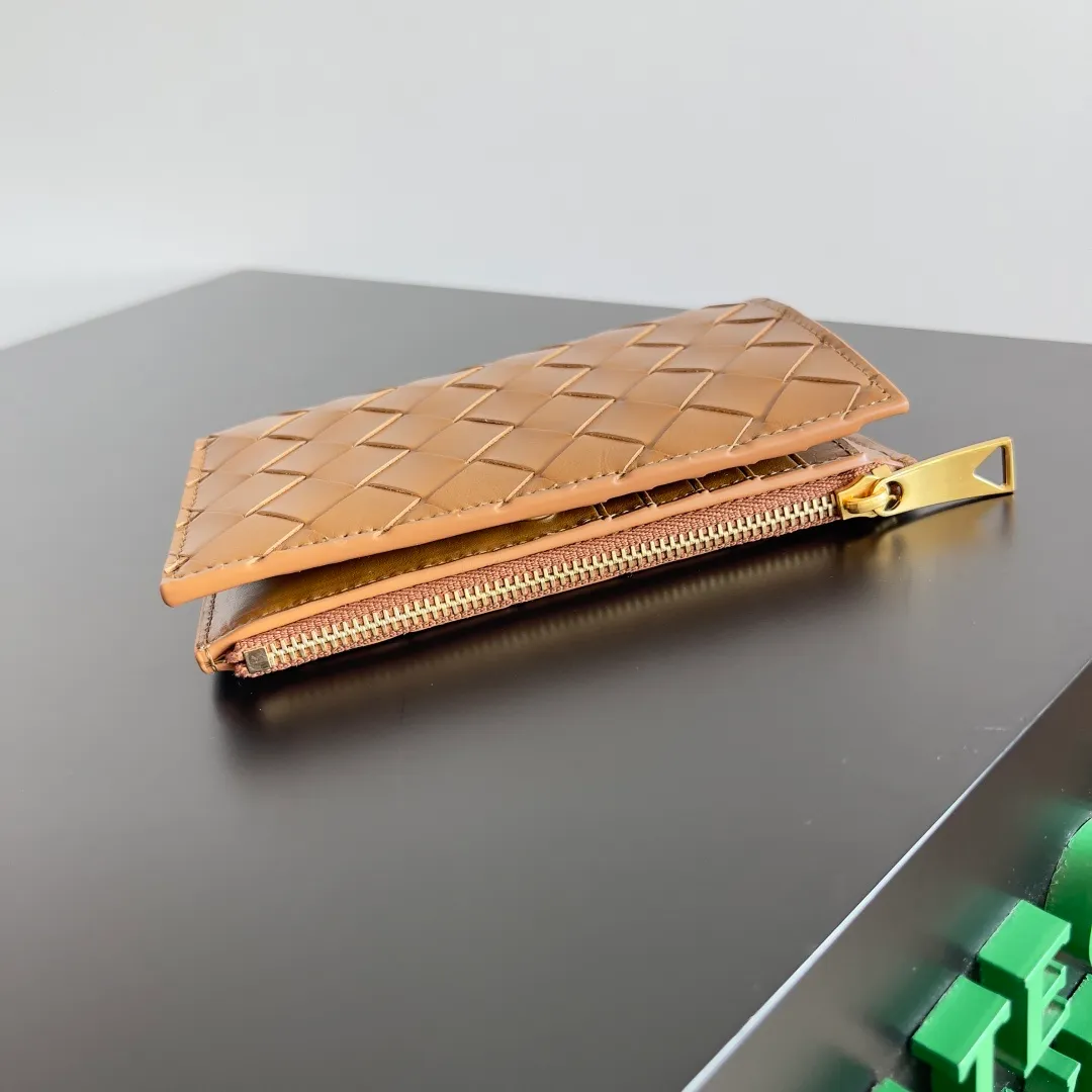 Batch 960 of BOTTEGA VENETA’s new woven small wallets are now shipping! ! ! 🥰🥰Made of carefully selected first-layer sheepskin fabric, this small luxury wallet has an elegant appearance and is also full of practicality. It can store change, driver's license and various cards at the same time. It is so small that it can be put in your pocket and carried with you. It is really convenient [Applause][Applause] Style No.: 667468 Size: 14.5*9.3*2cm